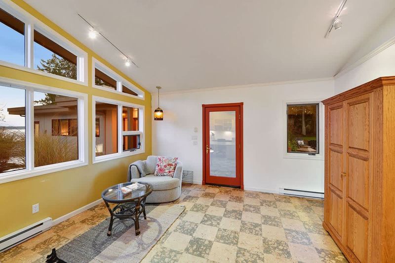 Full office space for workcations.