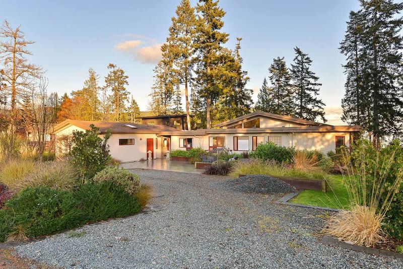 Front entrance and driveway to the house.