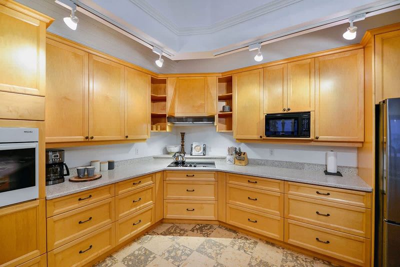 Fully equipped modern kitchen for the chef in your group.