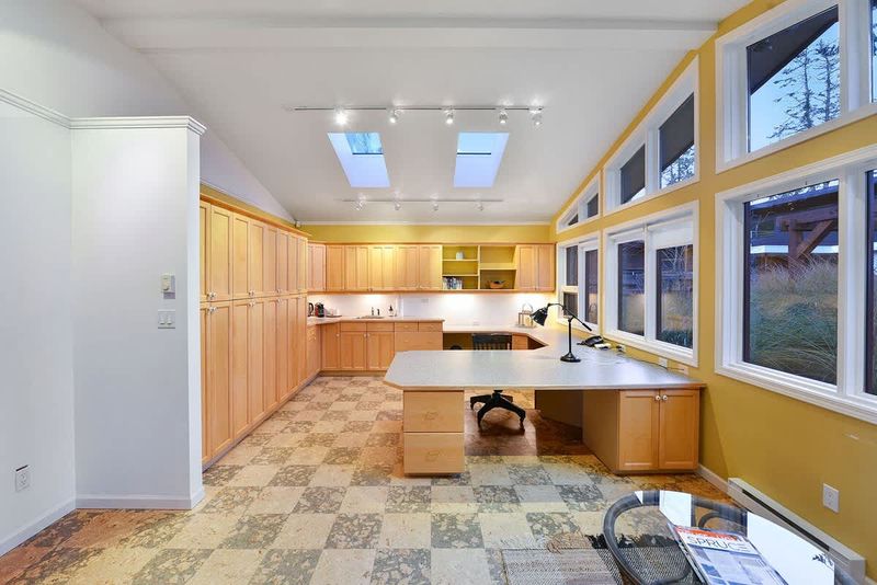 Full office space for workcations.