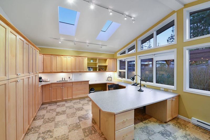 Full office space for workcations.