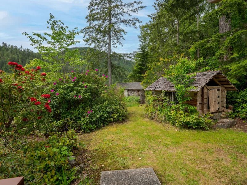 Beautiful gardens throughout the property. 
