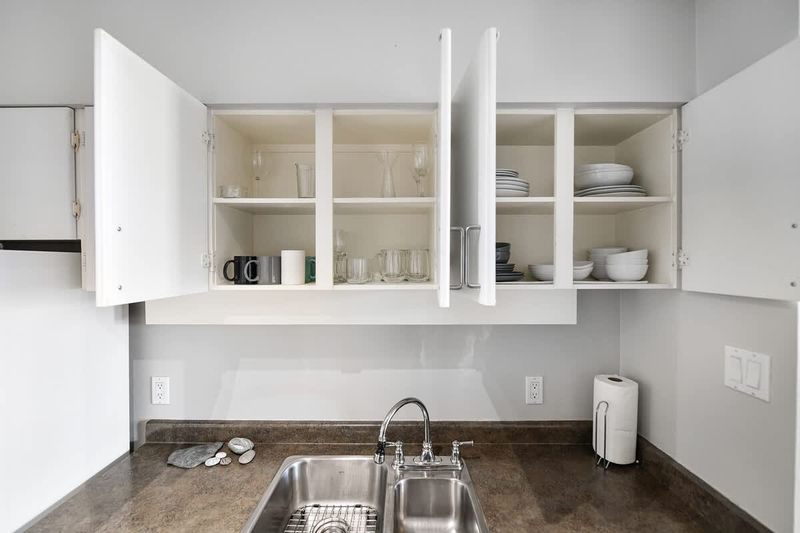 Fully equipped modern kitchen.