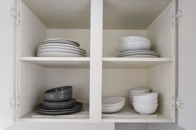 Fully equipped modern kitchen.