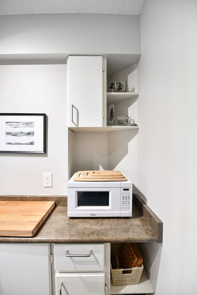 Fully equipped modern kitchen.