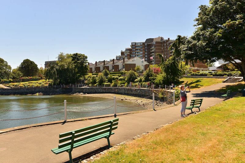 Harbour walk just steps away. 