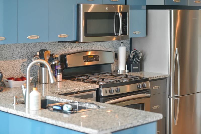 Fully equipped modern kitchen.