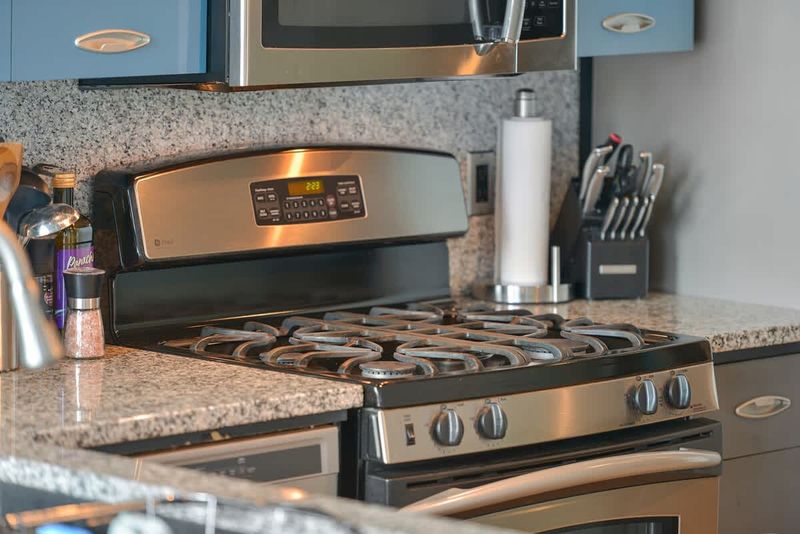 Fully equipped modern kitchen.