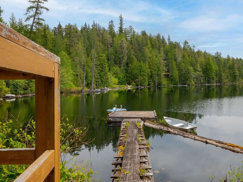 Private lakeside dock for your enjoyment.