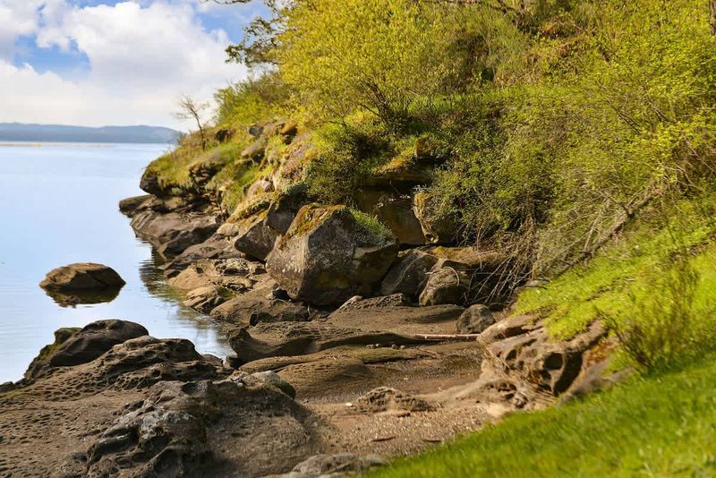 Beautiful Cable Bay Trail just a short walk away.