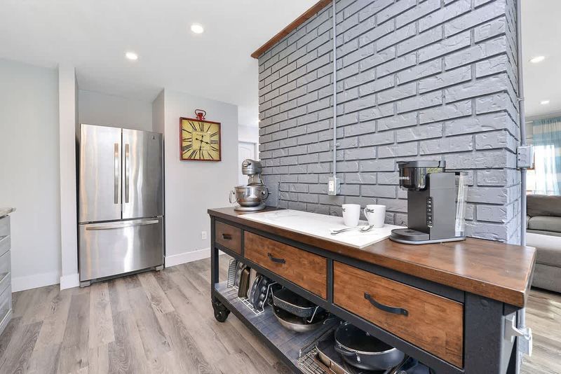 Fully equipped modern kitchen.