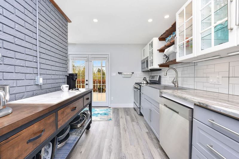 Fully equipped modern kitchen.