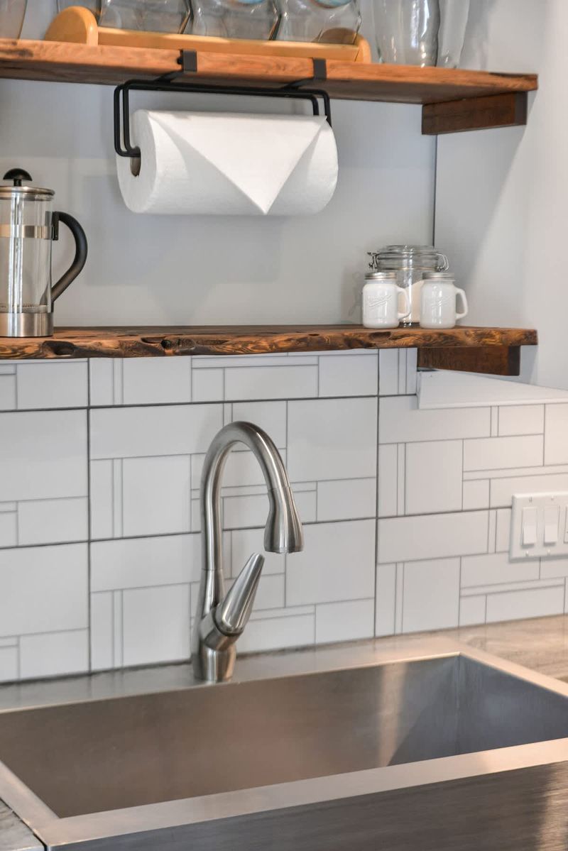 Fully equipped modern kitchen.