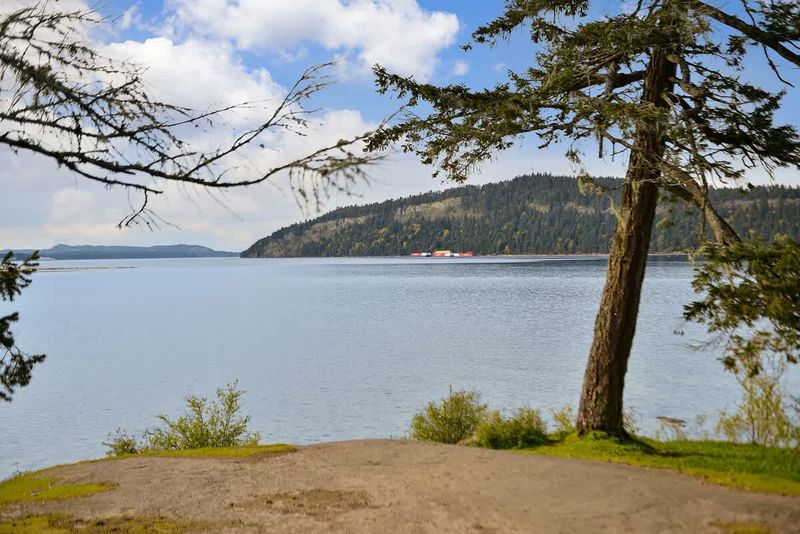 Beautiful Cable Bay Trail just a short walk away.