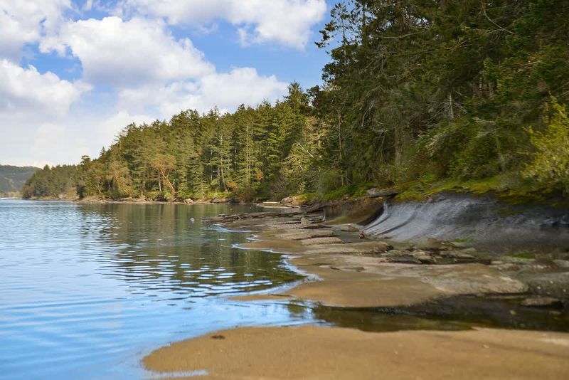 Beautiful Cable Bay Trail just a short walk away.