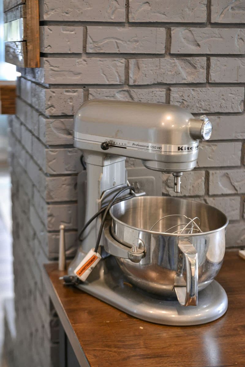 Fully equipped modern kitchen.