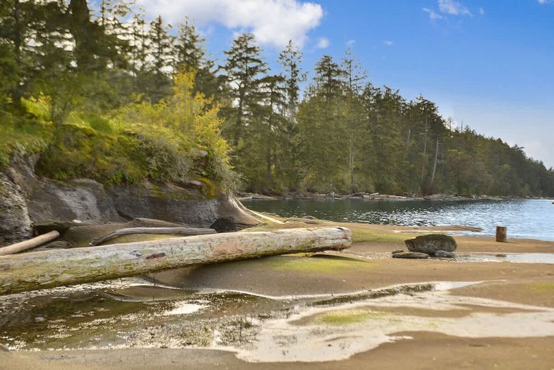 Beautiful Cable Bay Trail just a short walk away.
