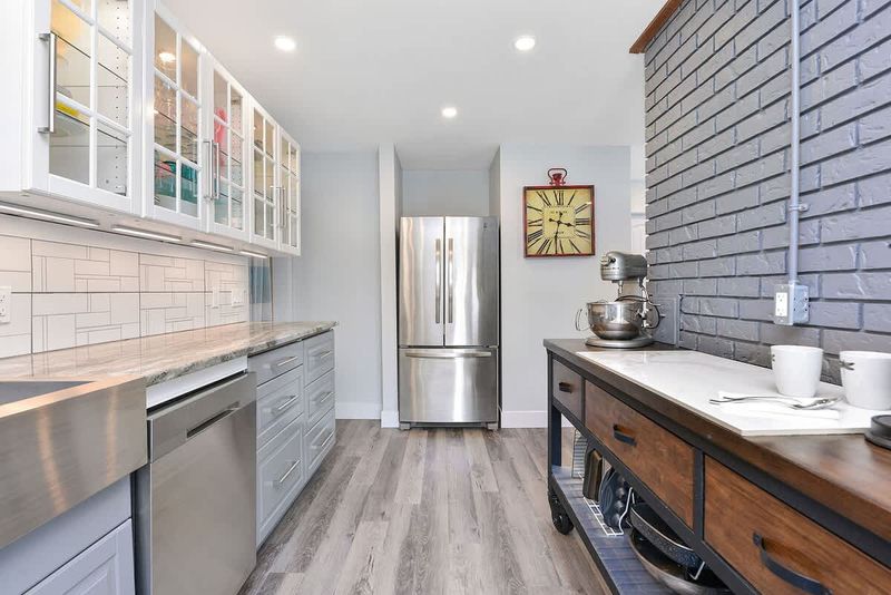 Fully equipped modern kitchen.