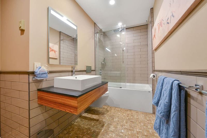 Luxurious bathroom.