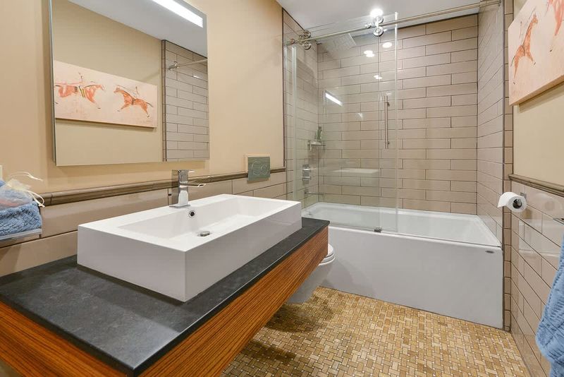 Luxurious bathroom.
