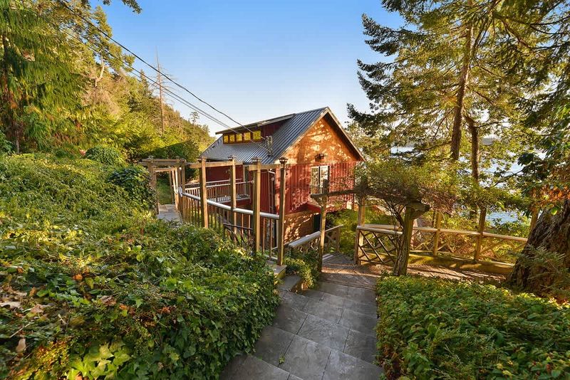 Walkway to the main entrance to the 2 Bedroom Suite.