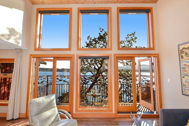 Views and doors to main bayside balcony.