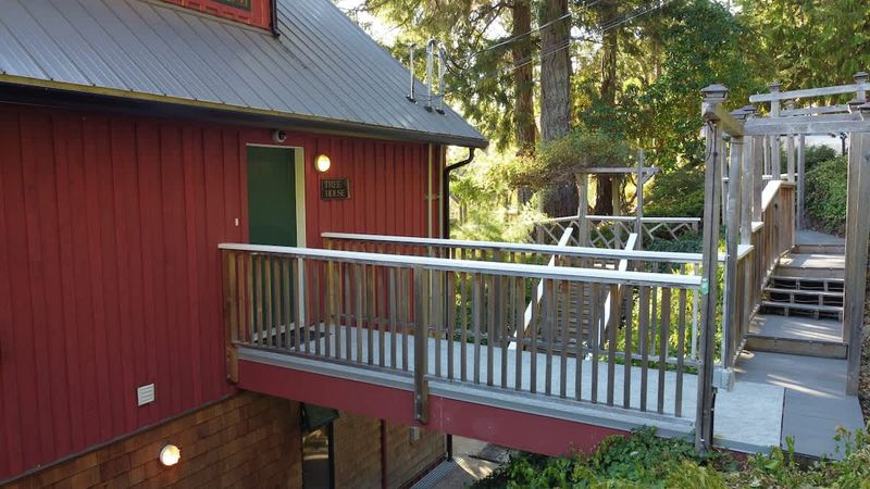 Upper walkway to the Tree House Suite.