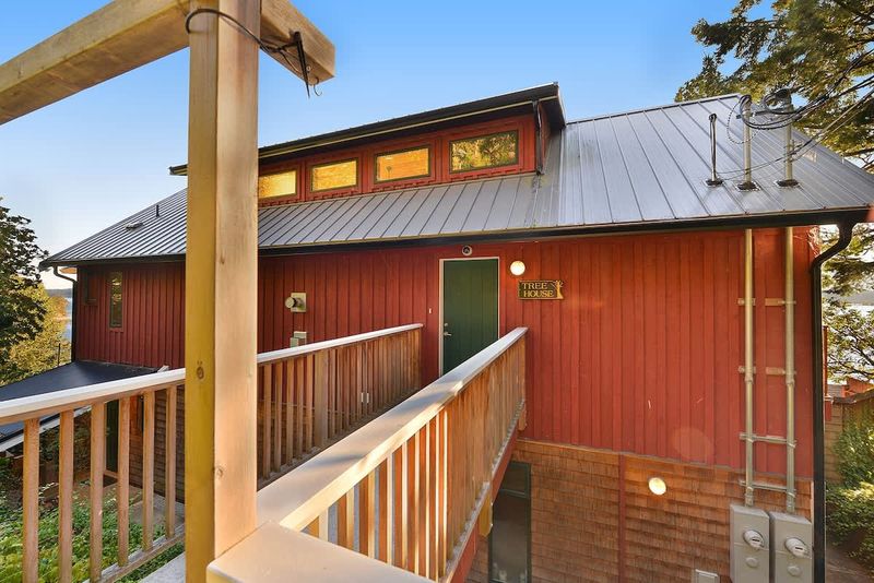 Main entrance walkway to the 2 bedroom Tree House Suite.