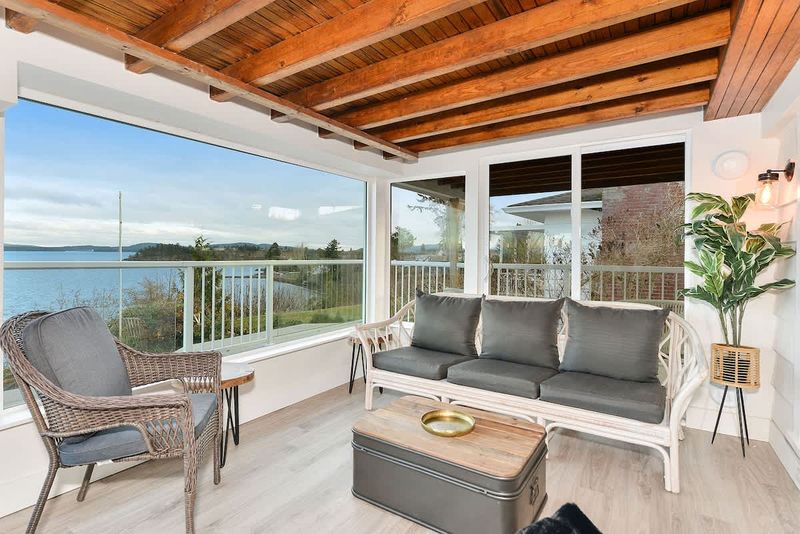 Additional living room in the closed in atrium.