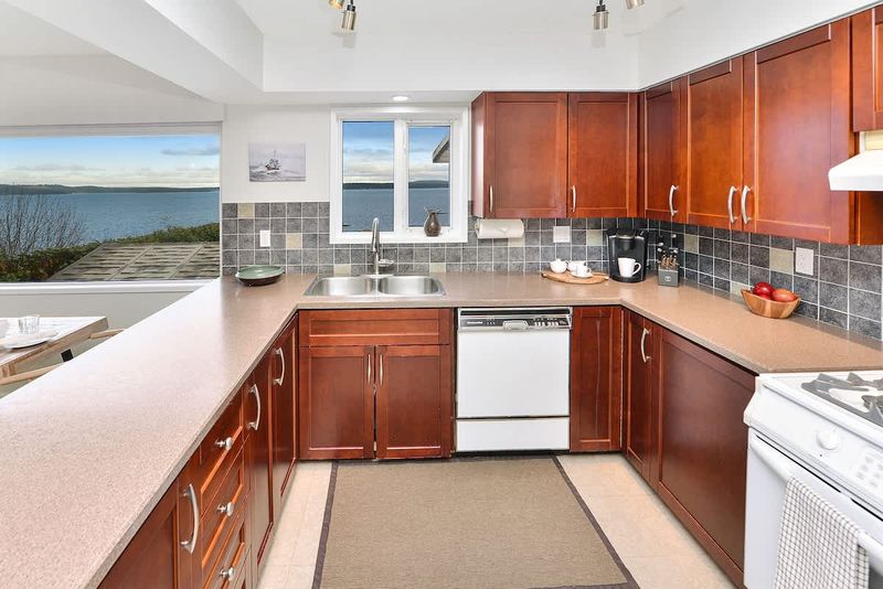 Fully equipped kitchen for the chef in your group.