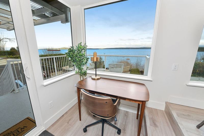Additional living room in the closed in atrium.