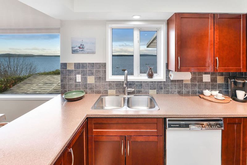 Fully equipped kitchen for the chef in your group.