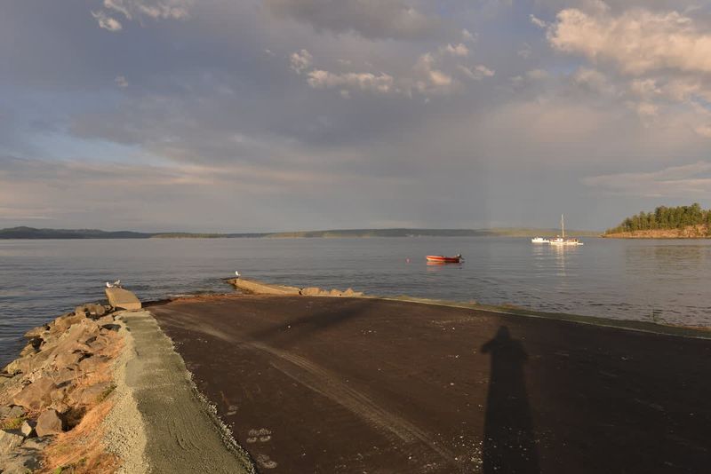 Kinsmen Beach Park just a short walk away.