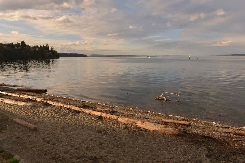 Kinsmen Beach Park just a short walk away.