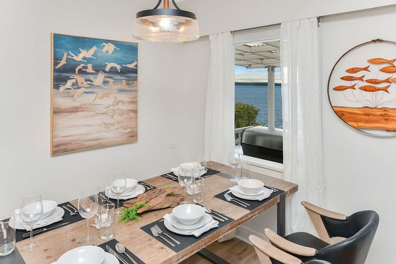 Seating for 6 in the dining room.