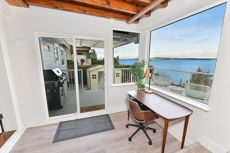 Additional living room in the closed in atrium.