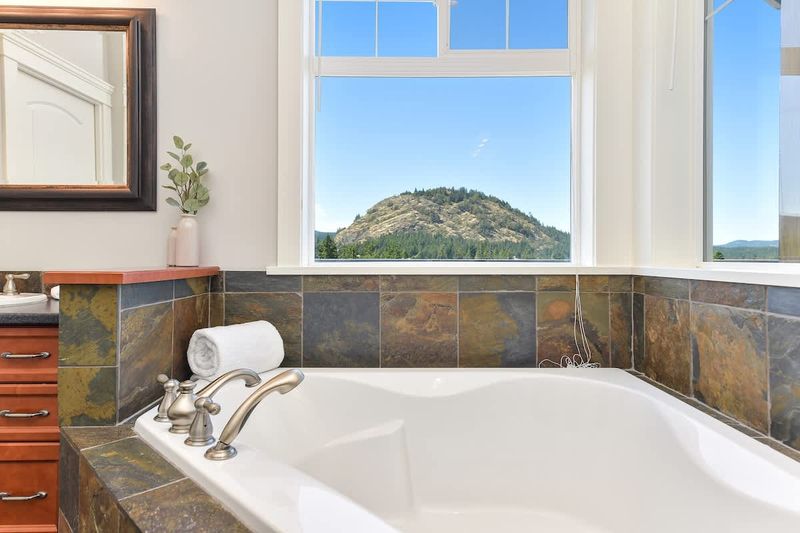 Primary bedroom ensuite on the main floor.