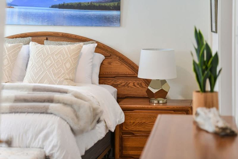 Primary Bedroom with queen bed.