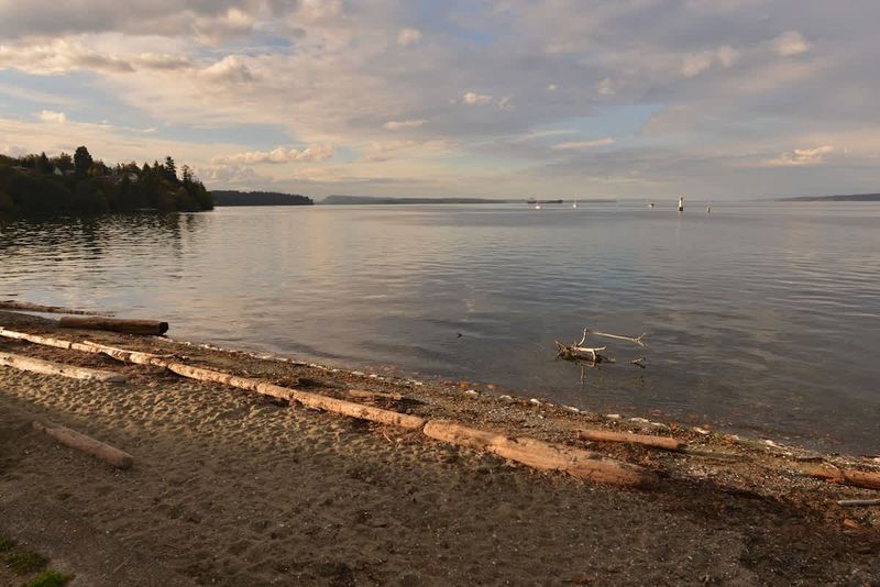 Kinsmen Beach Park just a short walk away.