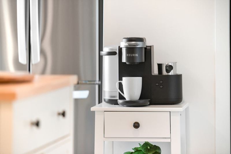 Fully equipped modern kitchen.