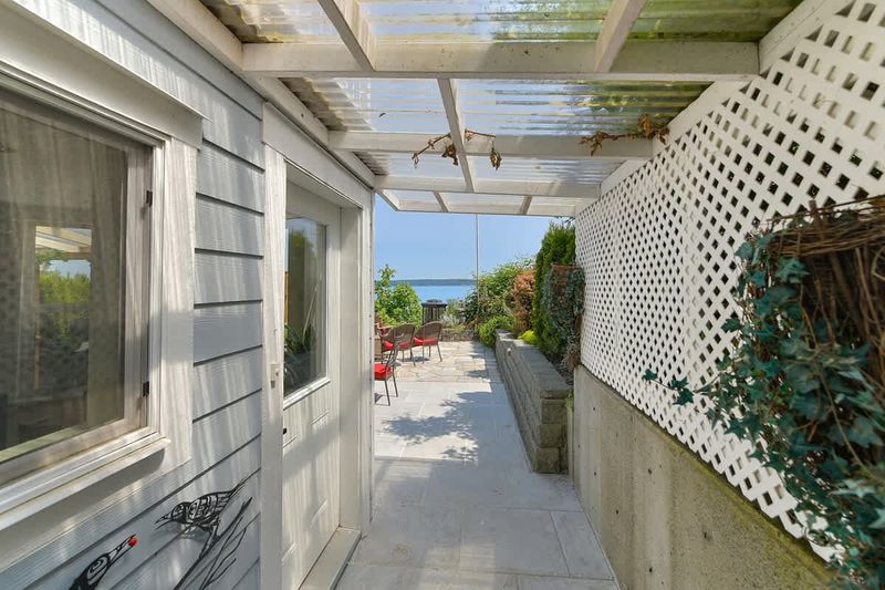Private entrance way to the Gulf Island View Suite.