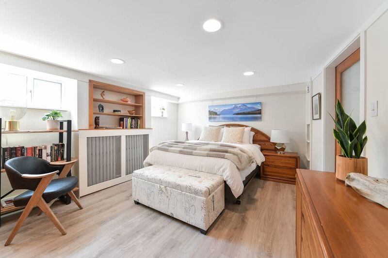 Primary Bedroom with queen bed.
