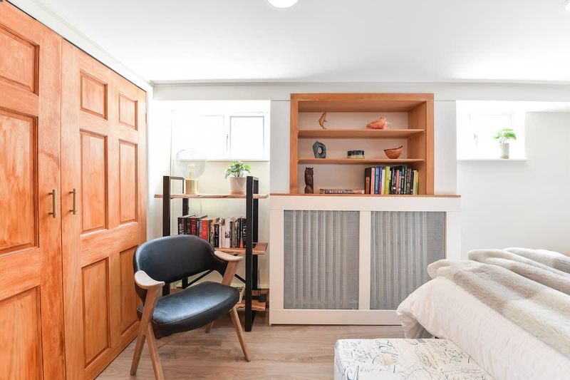 Primary Bedroom with queen bed.