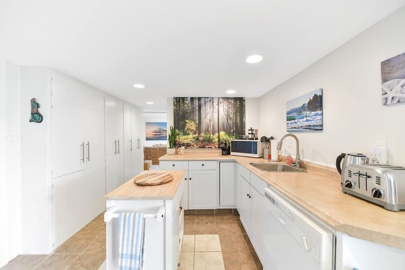Fully equipped modern kitchen.