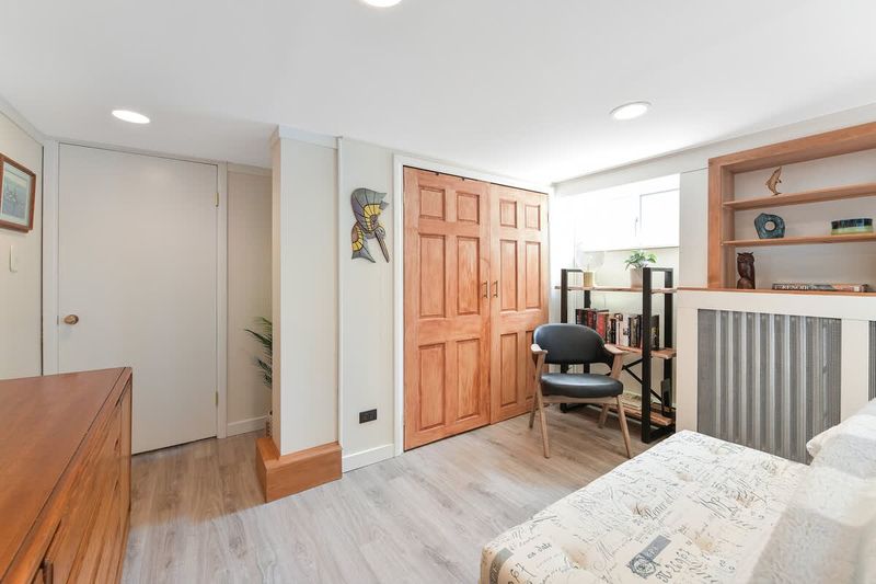 Primary Bedroom with queen bed.