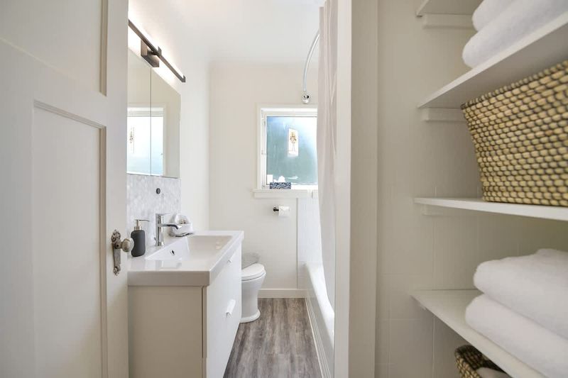 Main cottage bathroom.
