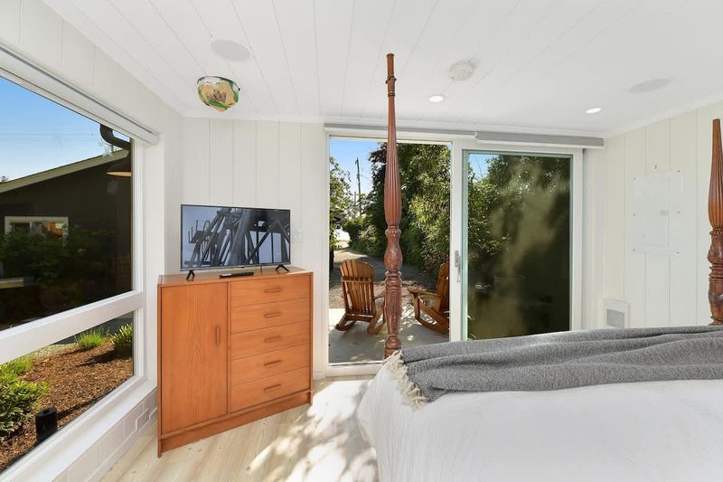 Second private bedroom cottage with king bed.