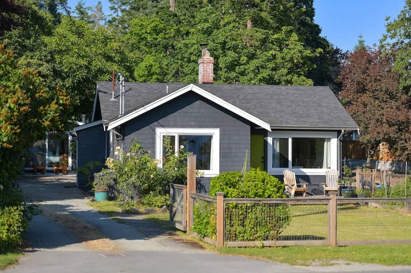 Front of the main cottage and driveway.
