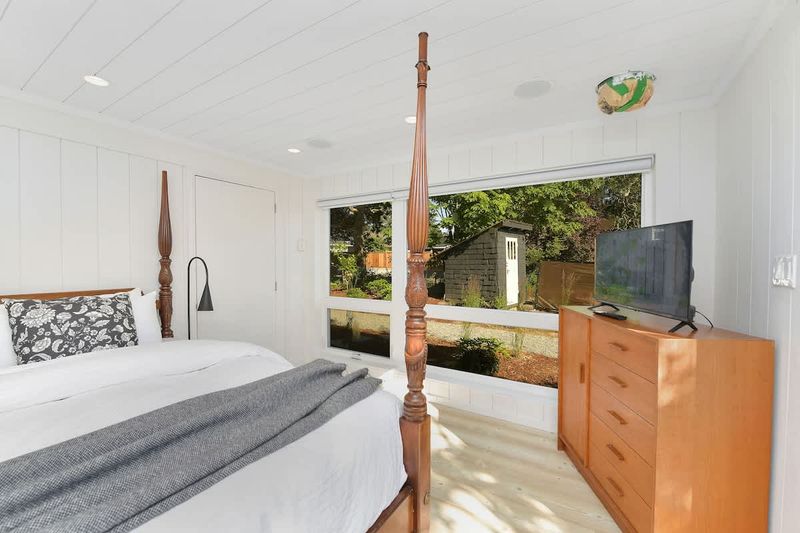 Second private bedroom cottage with king bed.