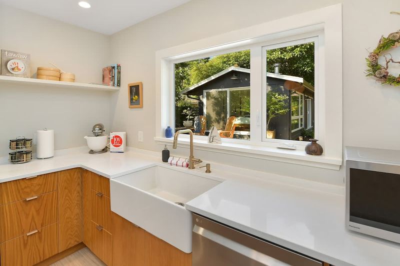 Fully Equipped modern kitchen.